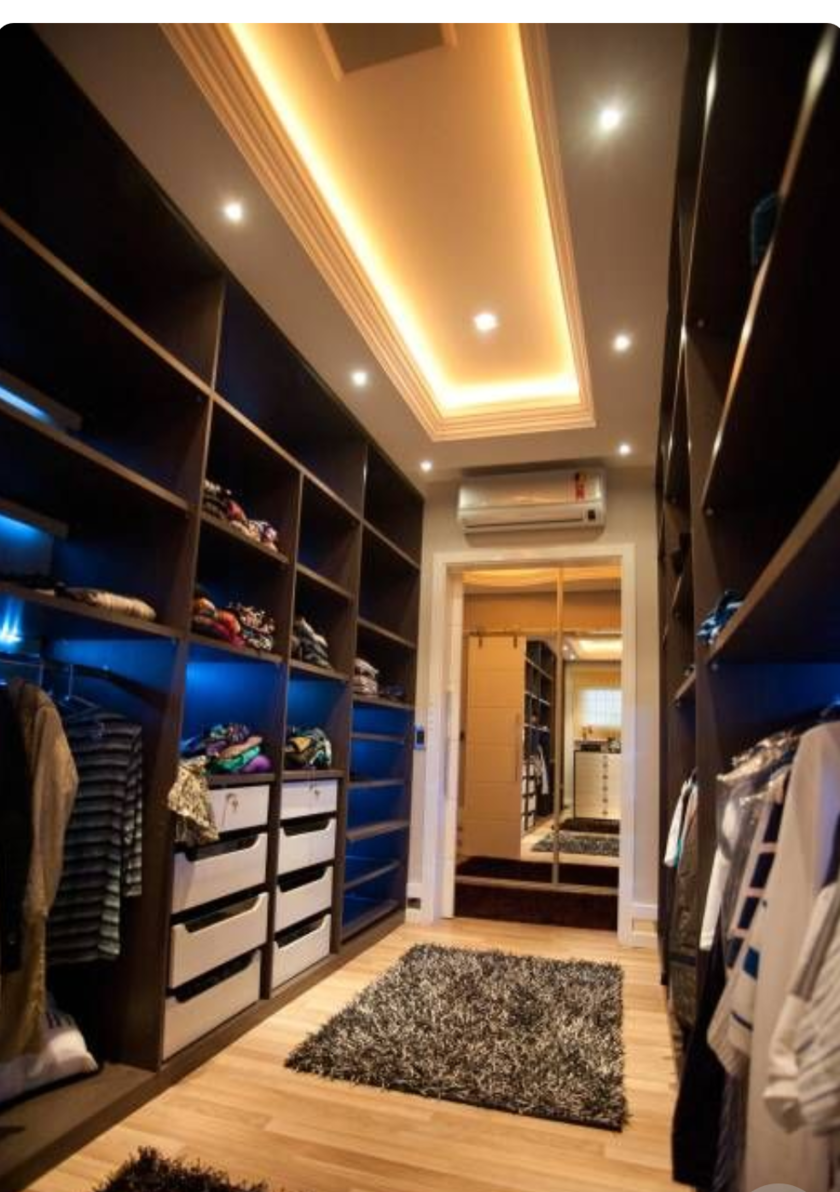 Большая открытая гардеробная комната с комбинированным наполнением Геленджик