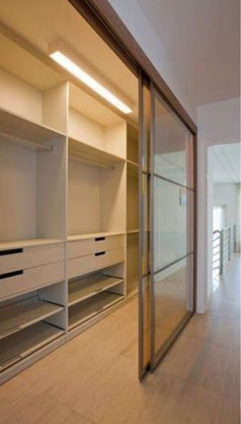 Линейная гардеробная комната с дверями купе Геленджик