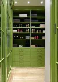Г-образная гардеробная комната в зеленом цвете Геленджик