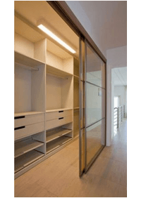 Линейная гардеробная комната с дверями купе Геленджик