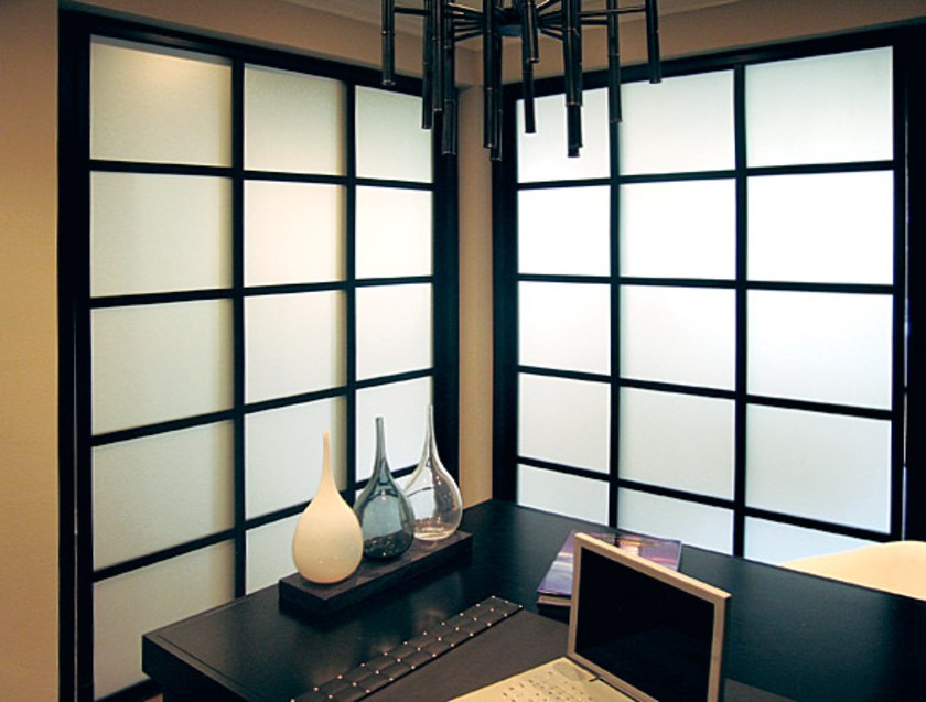Угловая перегородка в японском стиле с матовым стеклом Геленджик