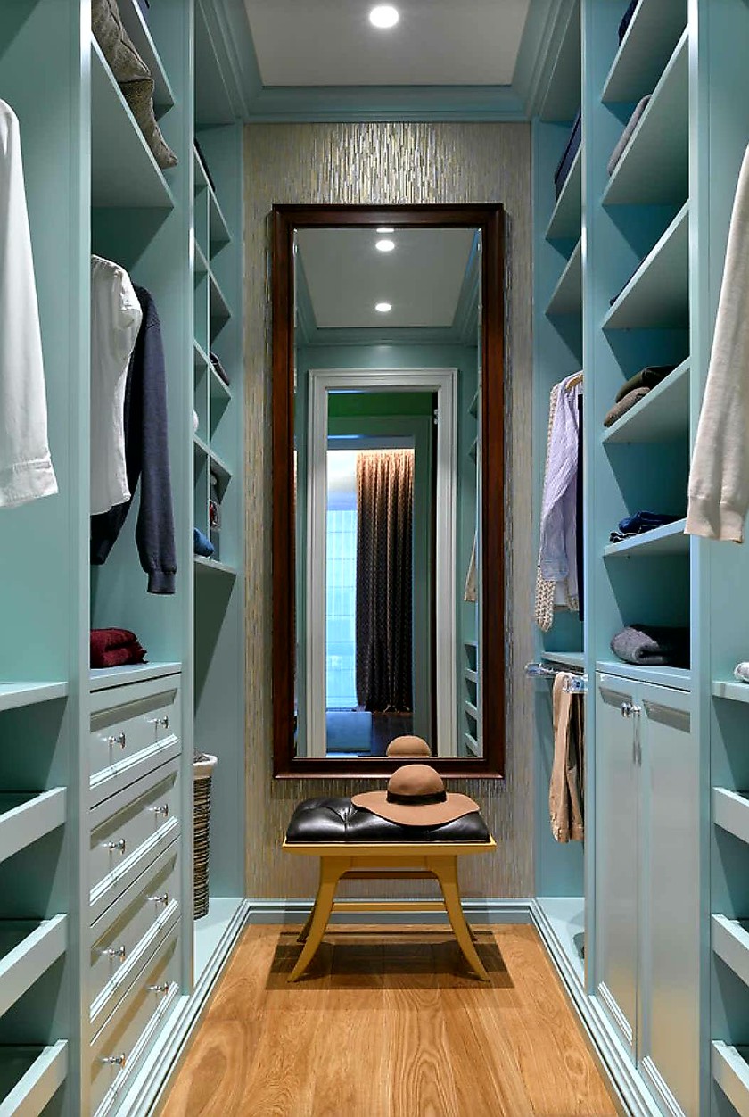 Параллельная гардеробная комната с большим зеркалом Геленджик