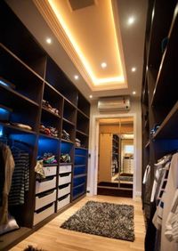 Большая открытая гардеробная комната с комбинированным наполнением Геленджик