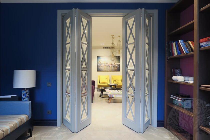 Двери гармошка  для гостиной со стеклами с разделителями Геленджик