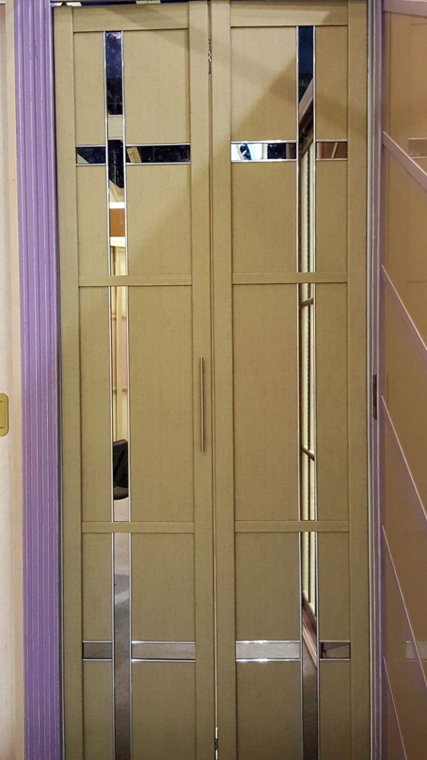 Двери гармошка шпонированные с зеркальным декором Геленджик
