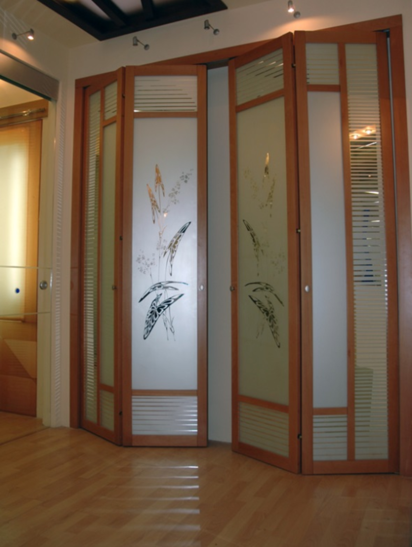 Широкие двери гармошка с матовым стеклом и рисунком Геленджик