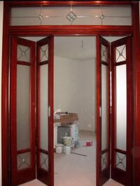 Дверь гармошка с декоративными стеклянными вставками Геленджик